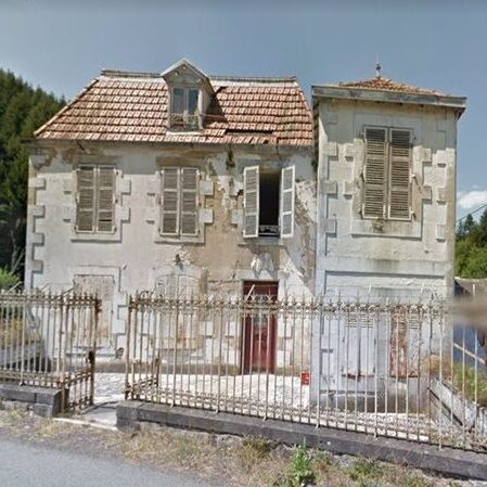 Maison abandonnée blanche