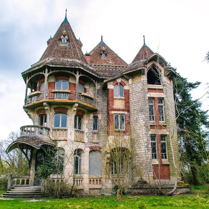 Maison abandonnée chateau rouge
