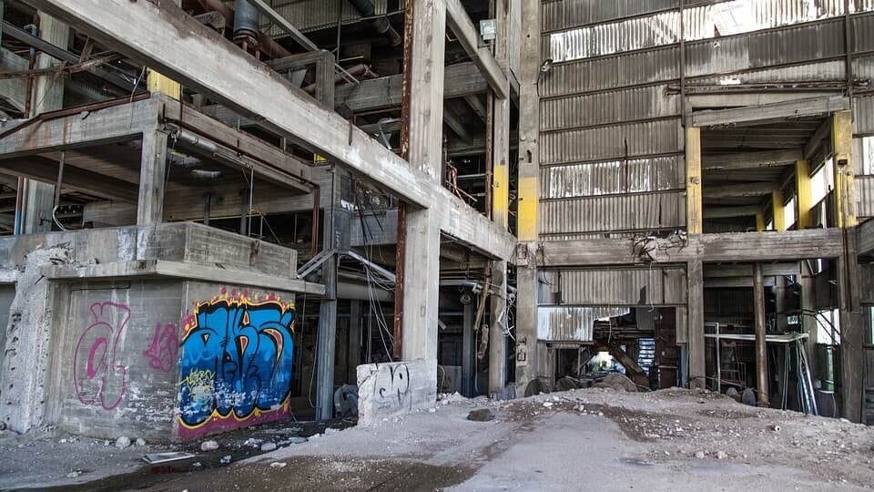 Bâtiment désaffecté : définition, exemples et précautions avant de le visiter