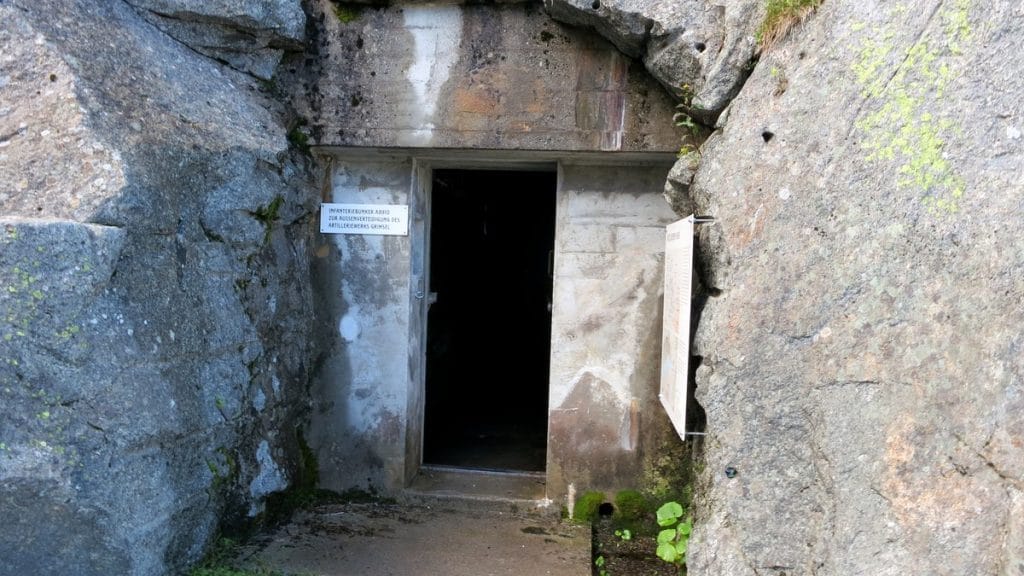 Entrée de bunker suisse creusée dans la roche