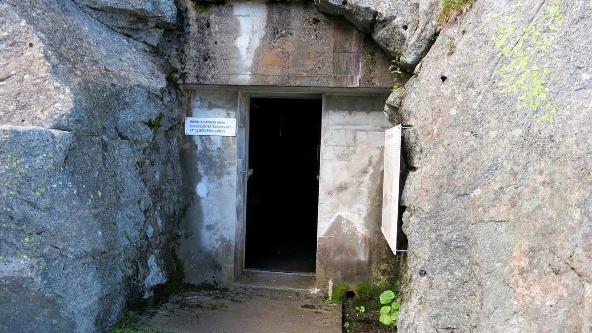 Entrée de bunker suisse creusée dans la roche