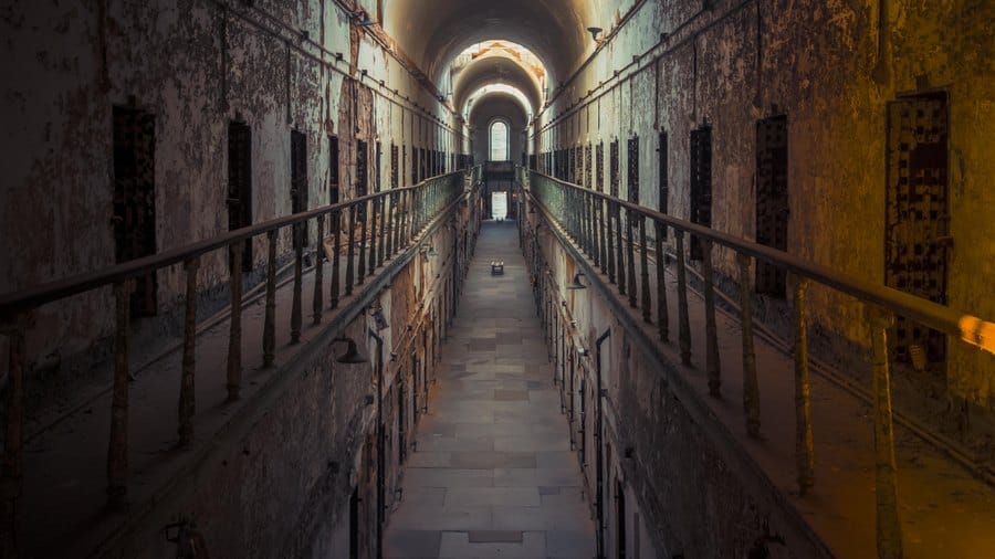 couloir de prison abandonnée