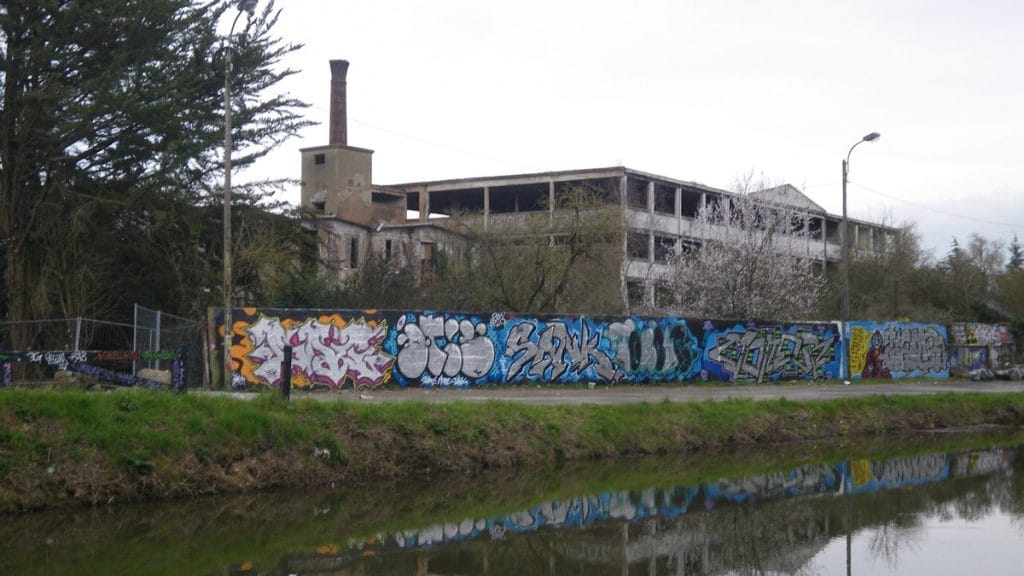 Friche urbaine à Rennes pour illustrer un guide urbex responsable