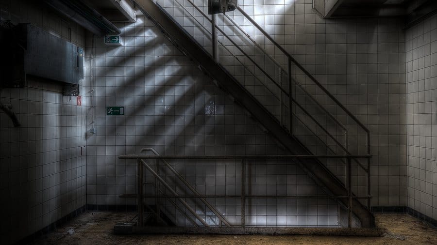 intérieur d’usine désaffectée en urbex